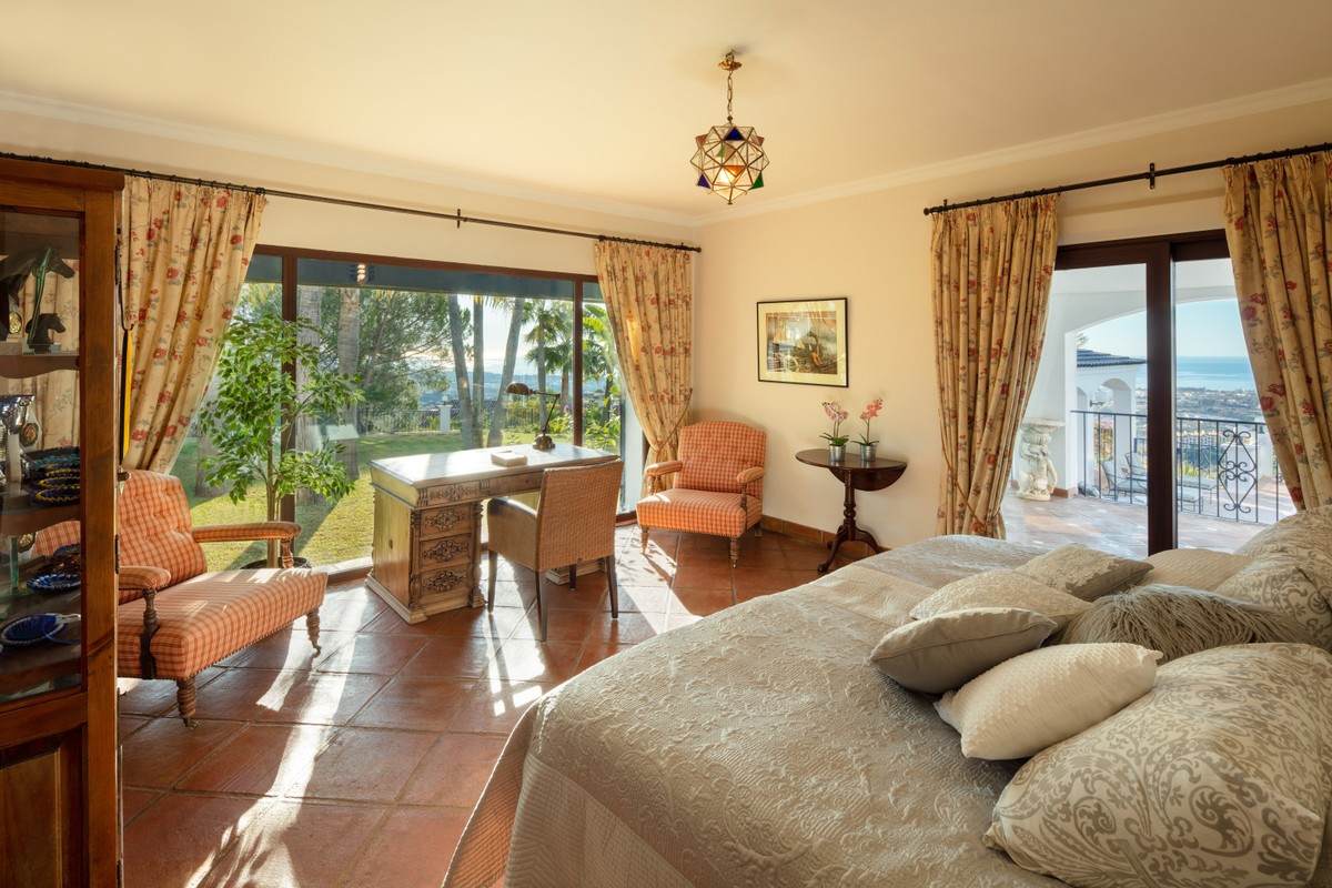 Qlistings - Large Villa in El Madroñal, Costa del Sol Property Image