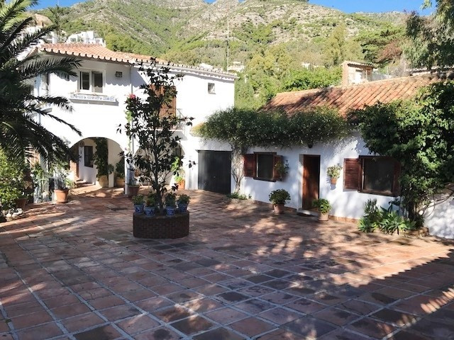 Qlistings - Elegant Classic Style Villa in Marbella, Costa del Sol Property Thumbnail