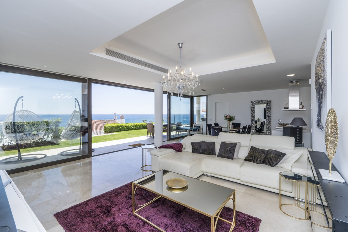 Qlistings - Elegant House Villa in Estepona, Costa del Sol Property Image