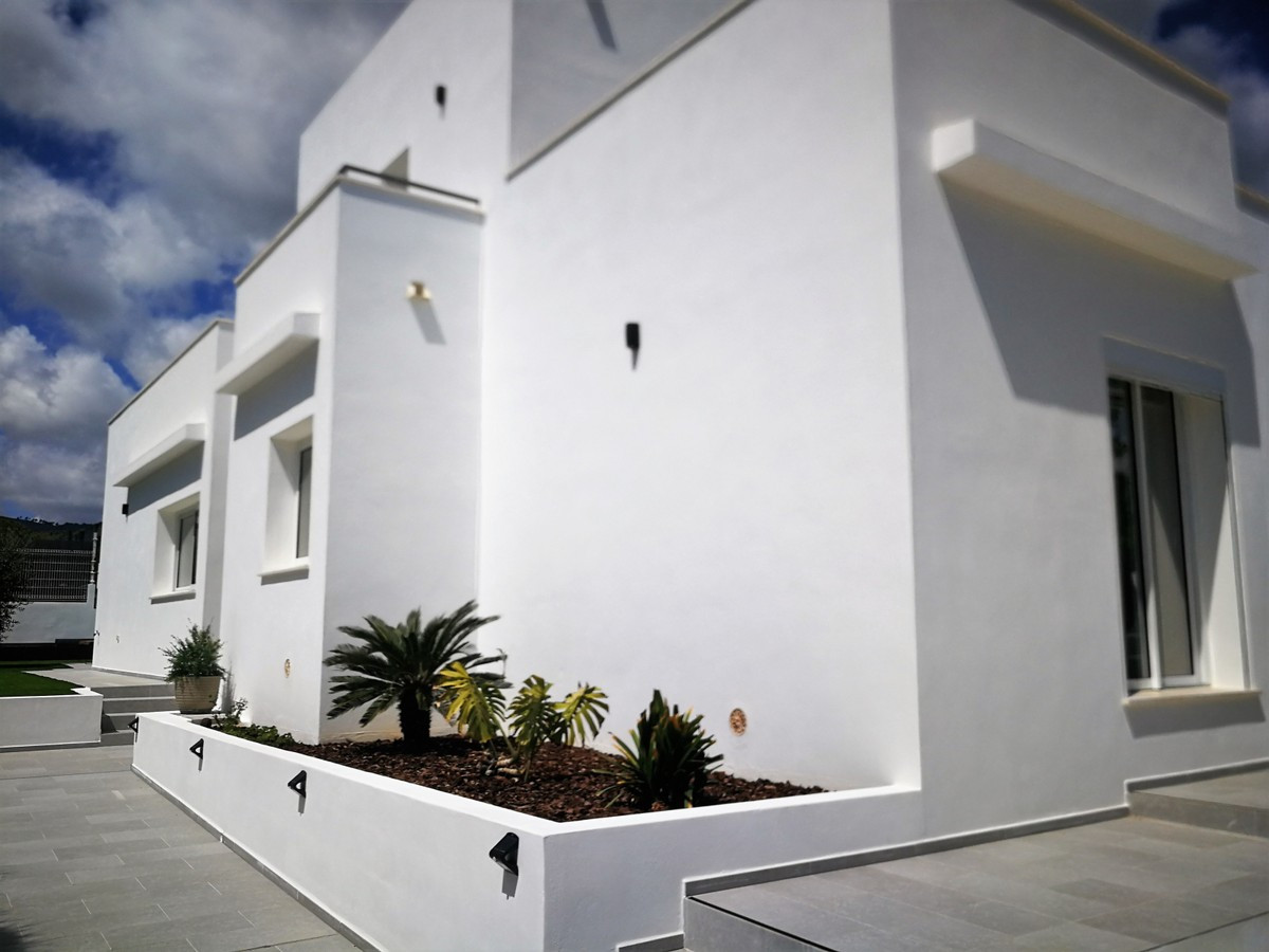Qlistings - Detached Villa House  in Cabopino, Costa del Sol Property Thumbnail