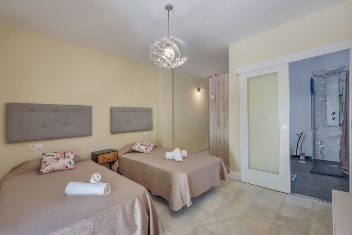 Qlistings - Elegant Classic Style Villa in Marbella, Costa del Sol Property Image