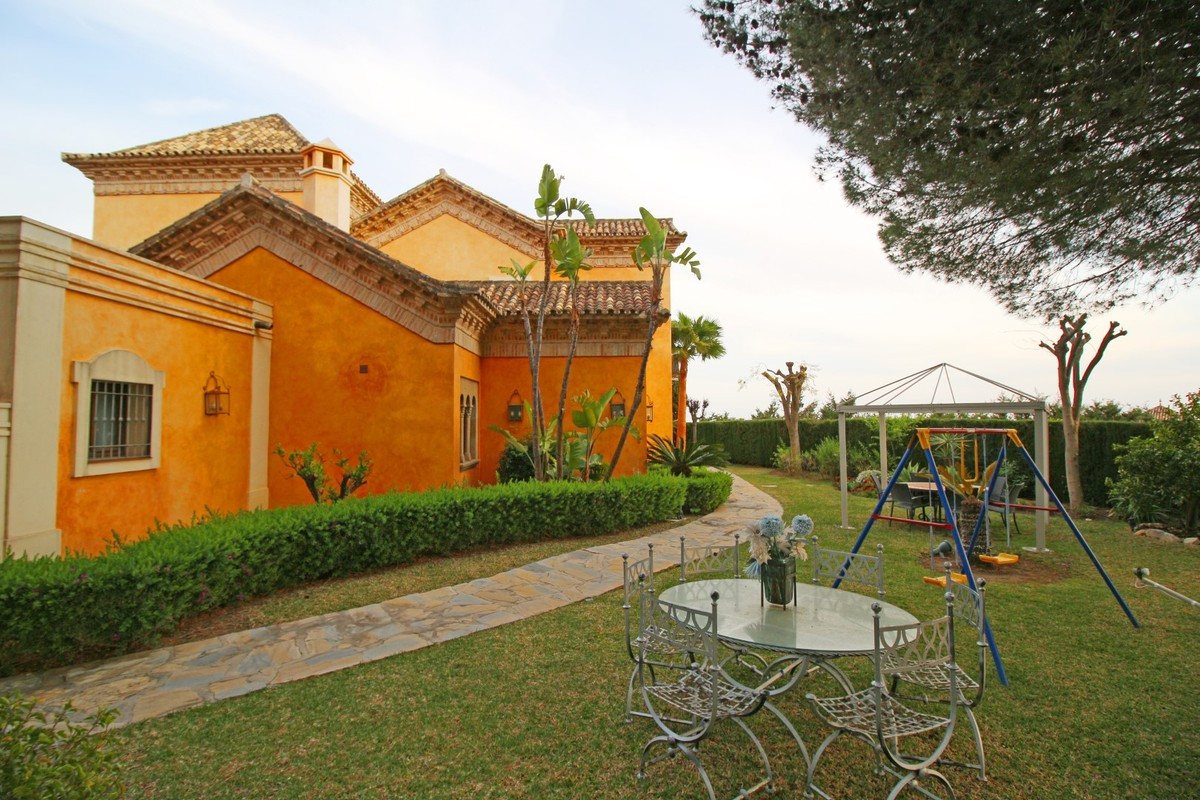 Qlistings - Exclusive House Villa in Marbella, Costa del Sol Property Image