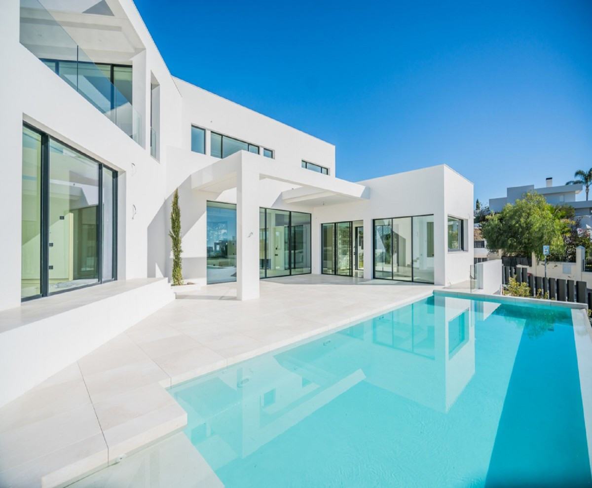 Qlistings - Elegant Apartment in The Golden Mile, Costa del Sol Property Thumbnail