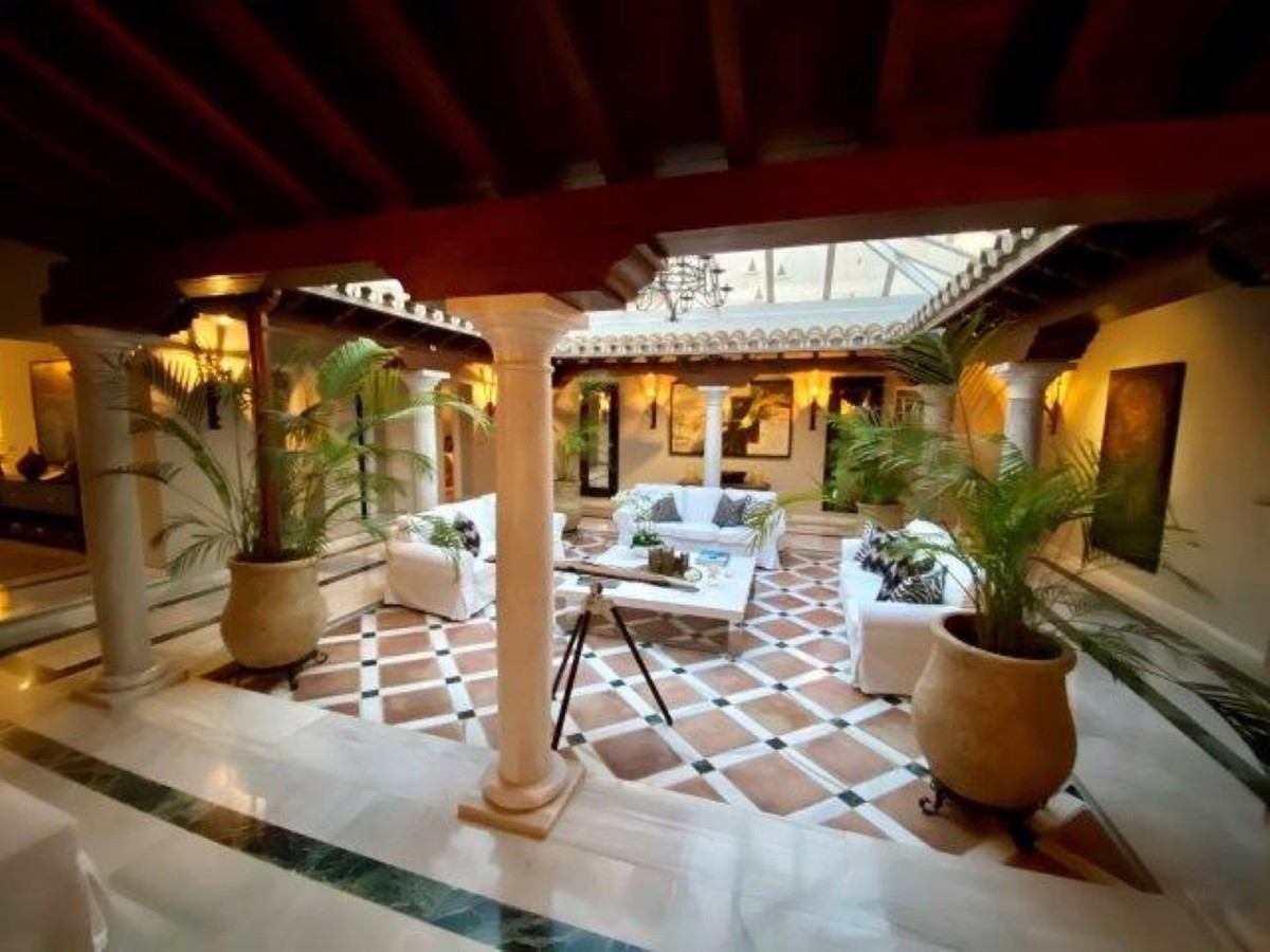 Qlistings - Family House Villa in Nueva Andalucía, Costa del Sol Property Image
