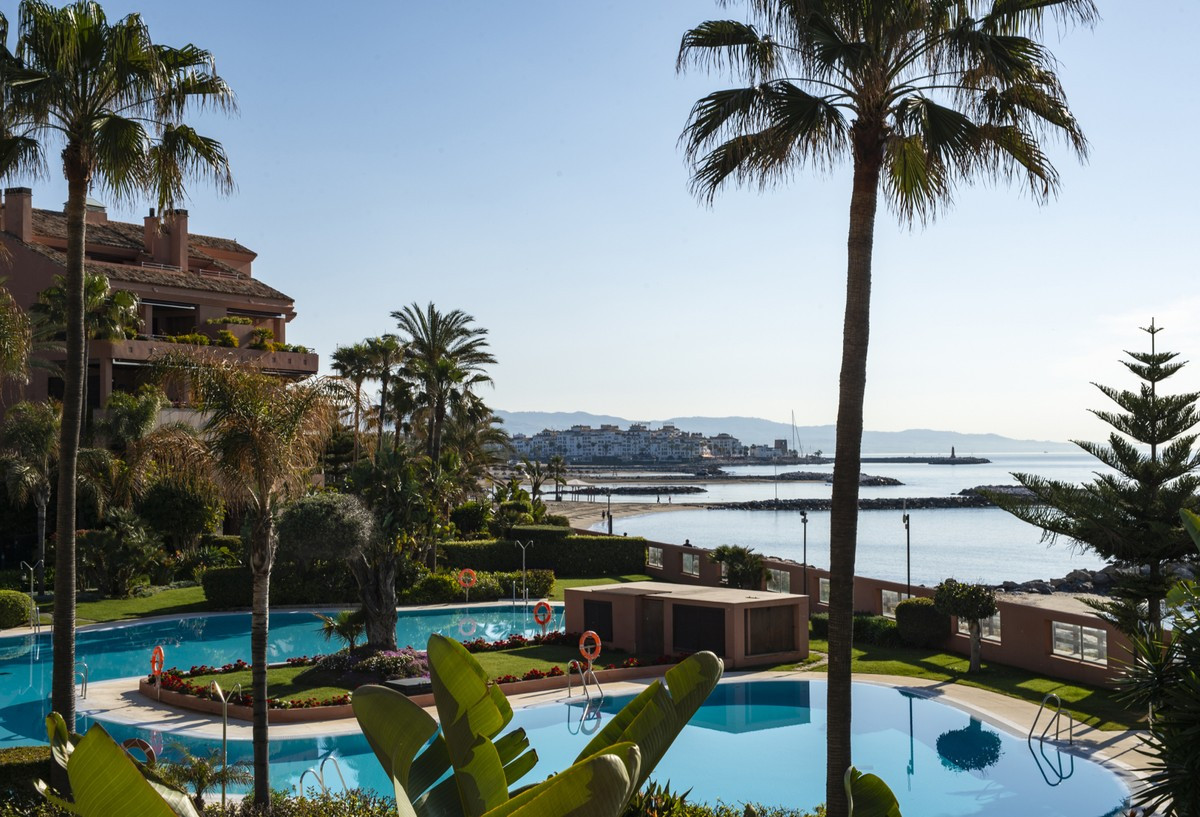 Qlistings - Elegant Classic Style Villa in Marbella, Costa del Sol Property Thumbnail