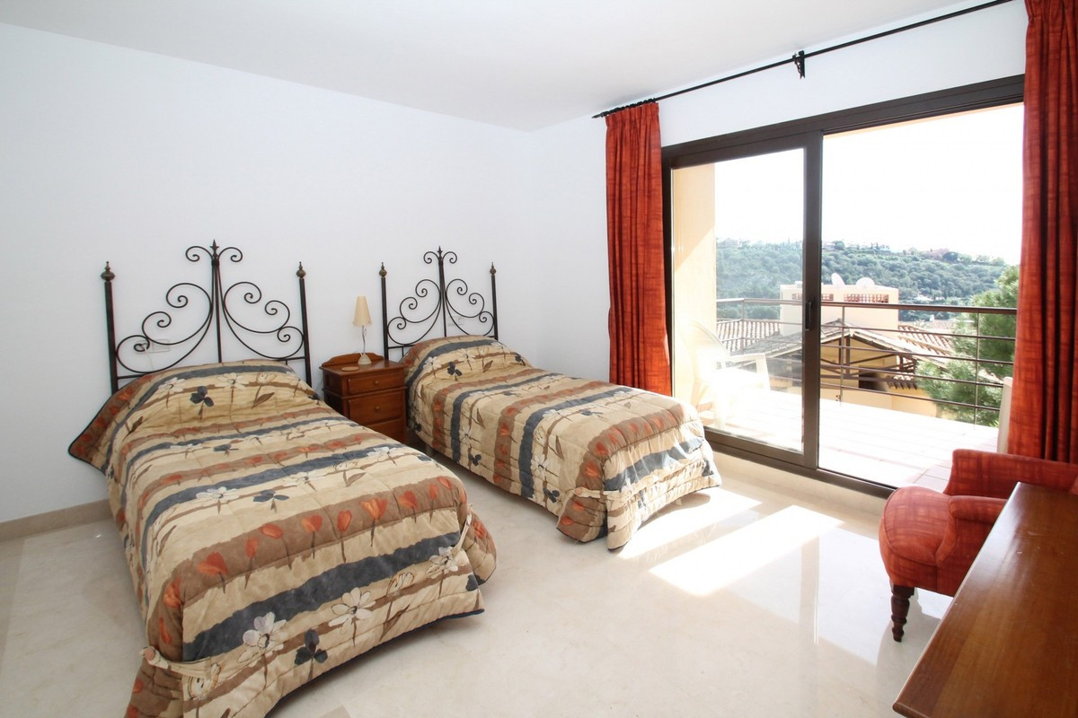 Qlistings - Apartment in Benahavís, Costa del Sol - Bright and Spacious Property Image