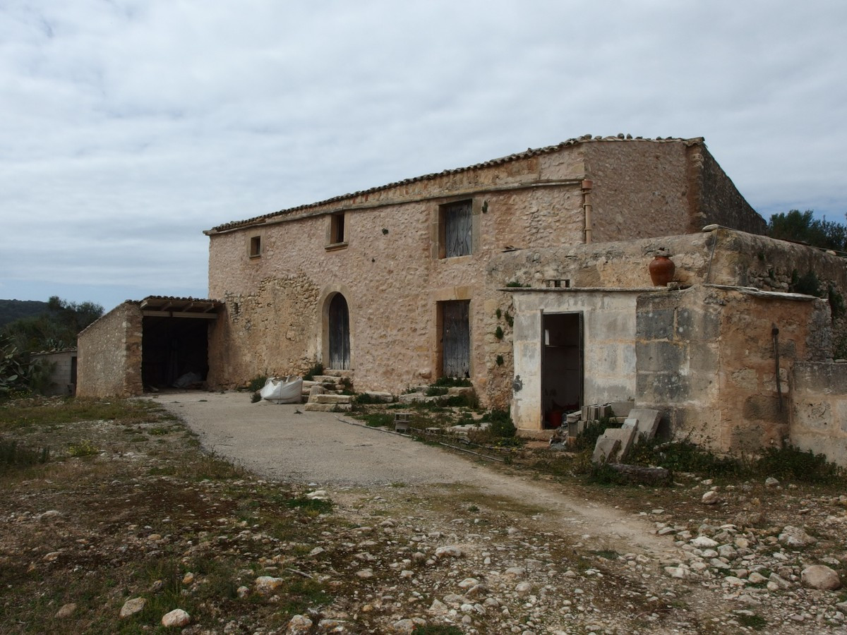 Qlistings - Old Beautiful House in Algaida, Mallorca Property Thumbnail