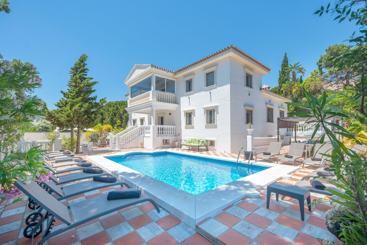 Qlistings Elegant Classic Style Villa in Marbella, Costa del Sol main image