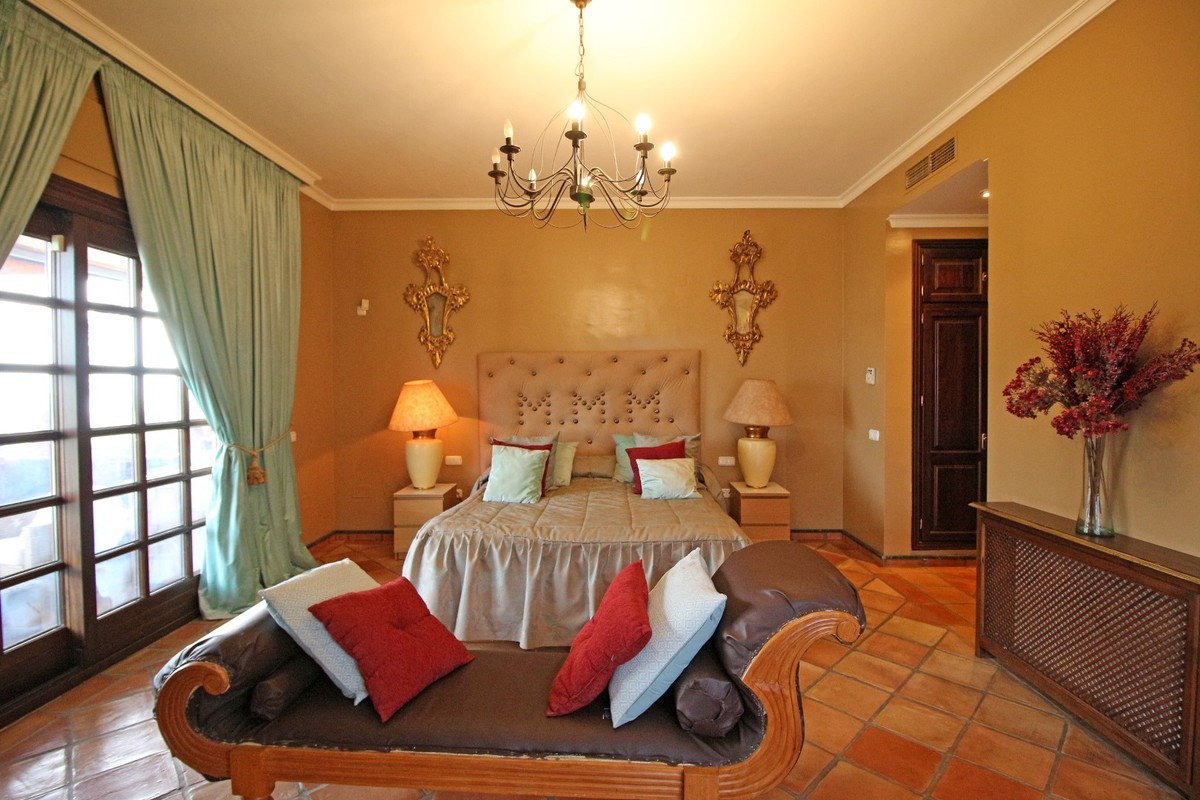 Qlistings - Exclusive House Villa in Marbella, Costa del Sol Property Image