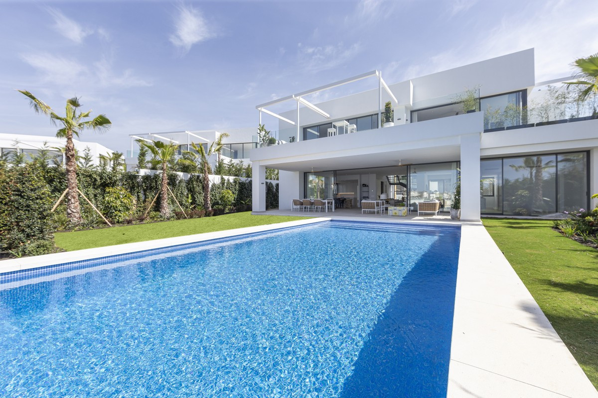 Qlistings - Detached Villa House  in Cabopino, Costa del Sol Property Image