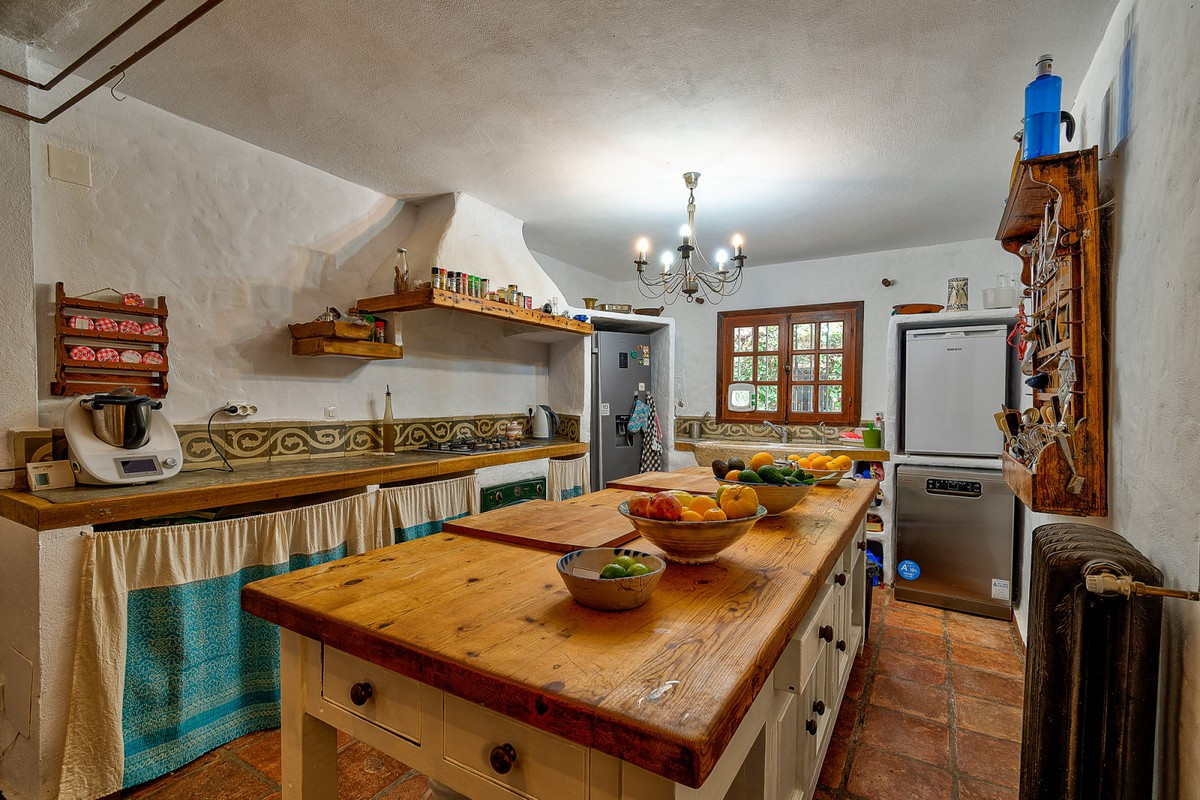 Qlistings - Rustic Style  House Villa in Mijas, Costa del Sol Property Image