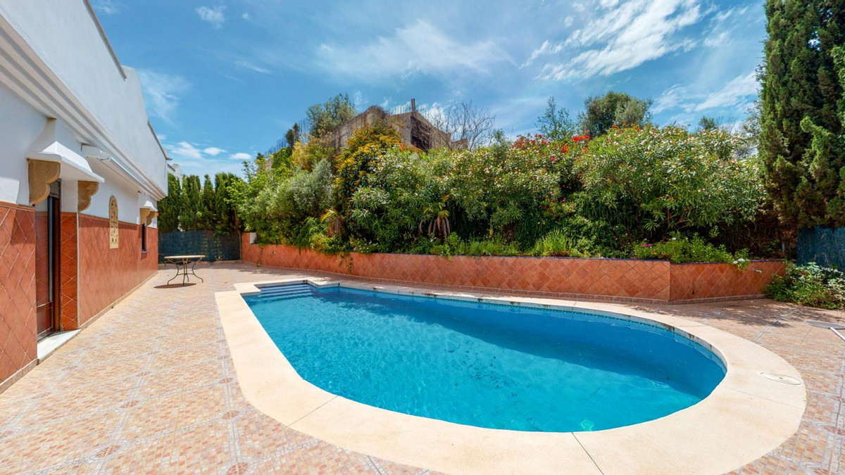Qlistings - Front-Line Golf House in Benahavís, Costa del Sol Property Thumbnail