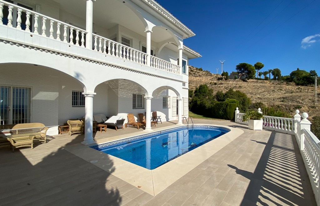 Qlistings - 4 Bedroom and 3 bathroom villa on large plot with possible opportunity of a business in Moraira. Property Thumbnail
