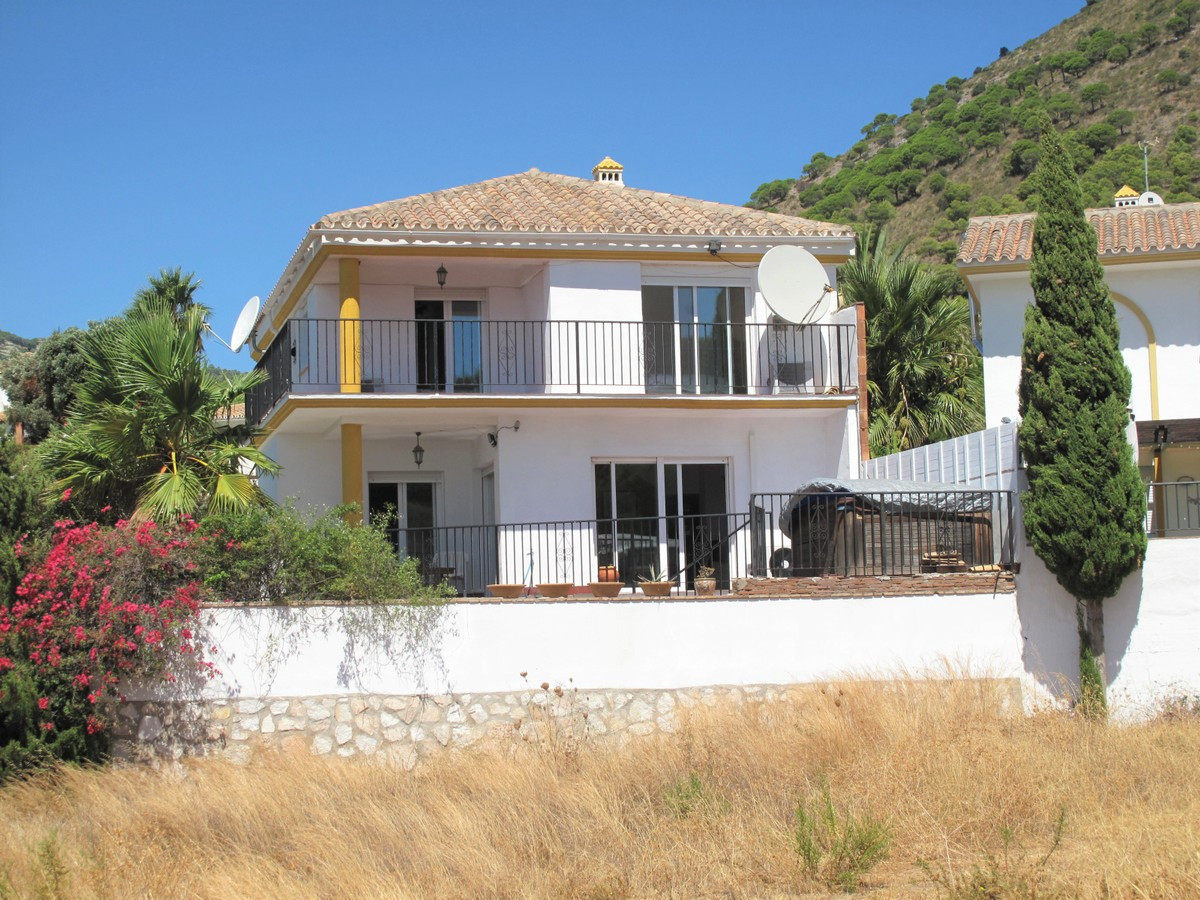 Qlistings - Front-Line Golf House in Benahavís, Costa del Sol Property Thumbnail