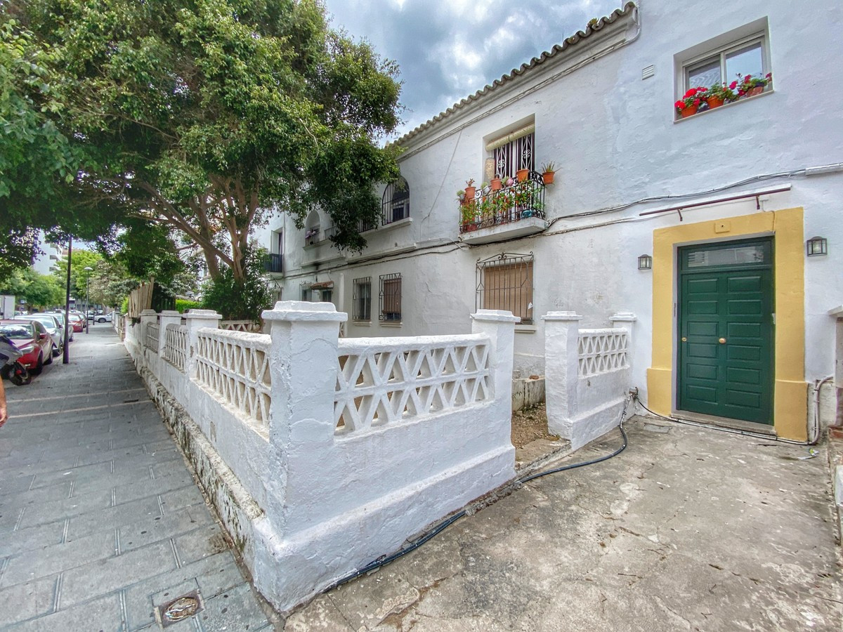 Qlistings - Apartment in Cabopino, Costa del Sol Property Thumbnail