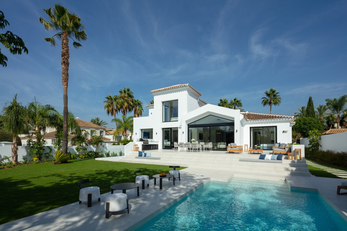 Qlistings - Exclusive Villa with Stunning Sea Views in Benalmadena Costa, Costa del Sol Property Thumbnail