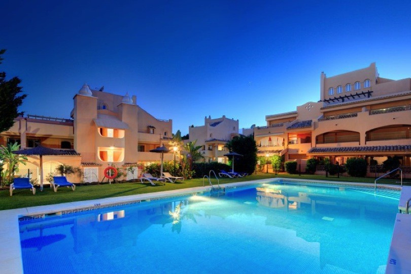 Qlistings - 6 Bedroom Villa in Nueva Andalucía, Costa del Sol Property Thumbnail