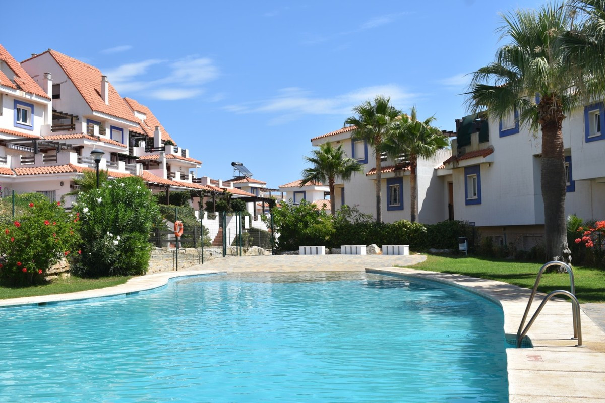 Qlistings - Apartment in Nueva Andalucía, Costa del Sol Property Thumbnail