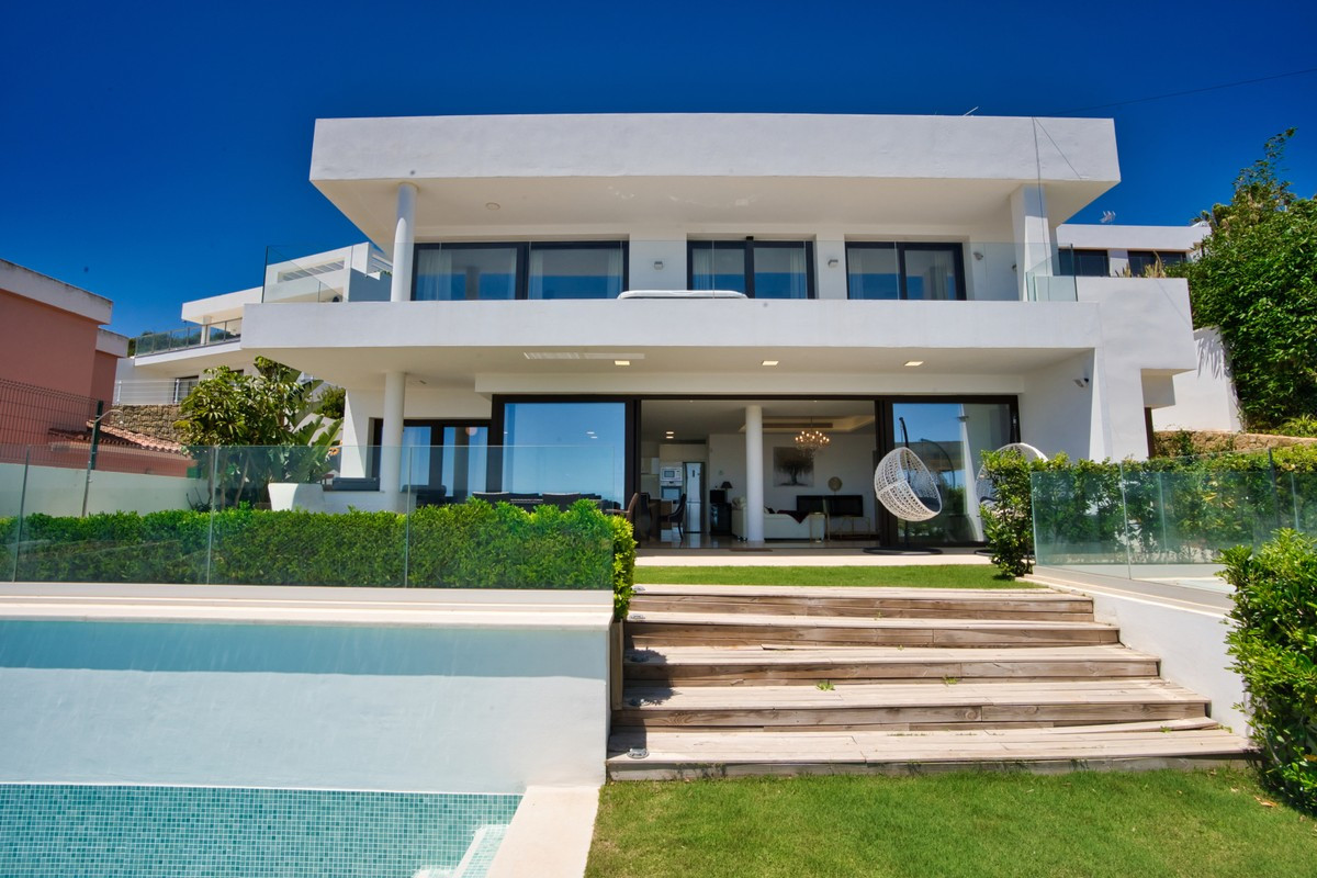 Qlistings - Elegant House Villa in Estepona, Costa del Sol Property Image