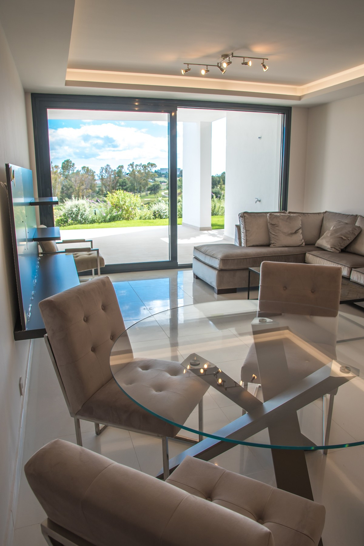 Qlistings - Luxury and Contemporary Apartment in Atalaya, Costa del Sol Property Image