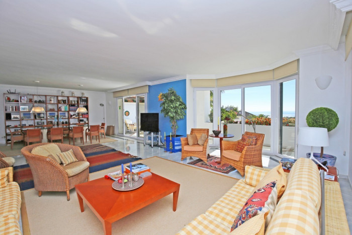 Qlistings Elegant Apartment in The Golden Mile, Costa del Sol image 2