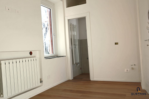 Qlistings detached house overlooking COMO LAKE image 5