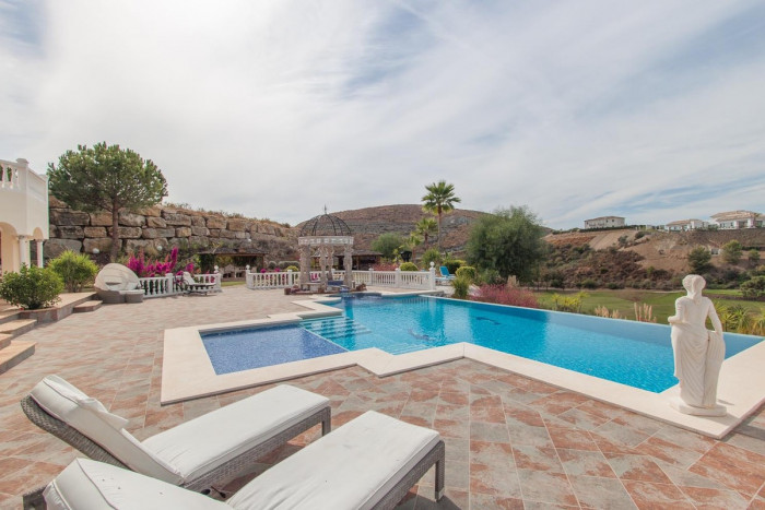 Qlistings Front-Line Golf House in Benahavís, Costa del Sol image 2