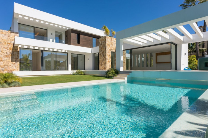 Qlistings - Luxury Urbanization House Villa in Marbella, Costa del Sol Property Image