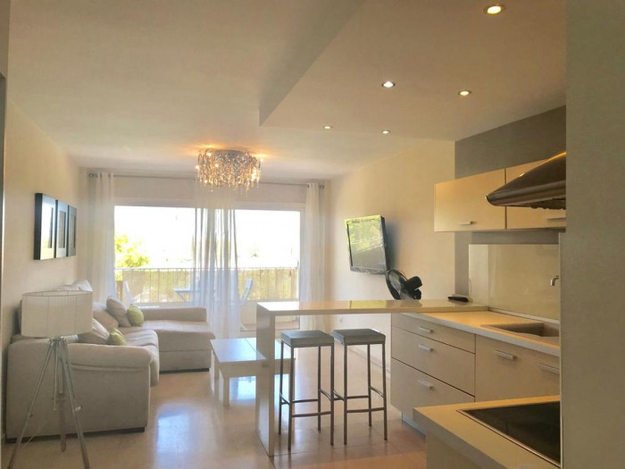 Qlistings - Spacious Apartment in Nueva Andalucía, Costa del Sol Thumbnail