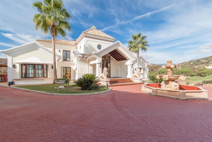 Qlistings Front-Line Golf House in Benahavís, Costa del Sol image 1