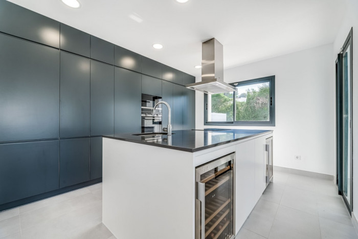 Qlistings Spectacular Newly Built House Villa in Calahonda, Costa del Sol image 2