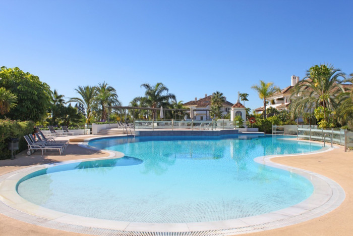 Qlistings Elegant Apartment in The Golden Mile, Costa del Sol image 3