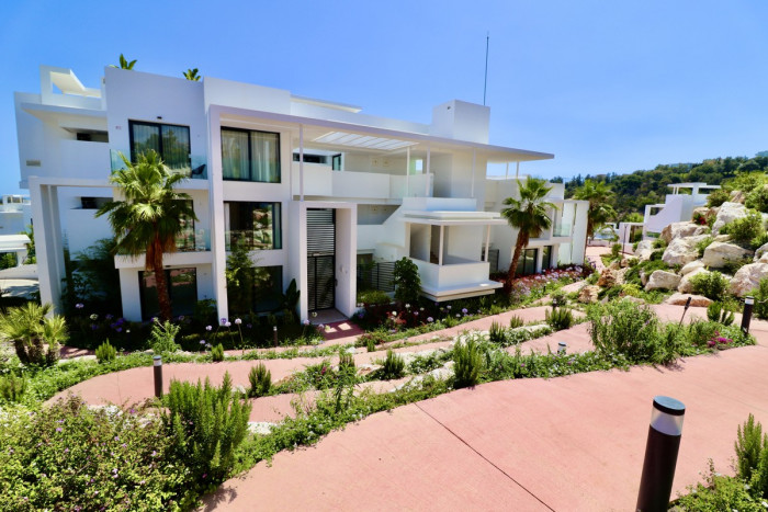 Qlistings Luxury and Contemporary Apartment in Atalaya, Costa del Sol image 8