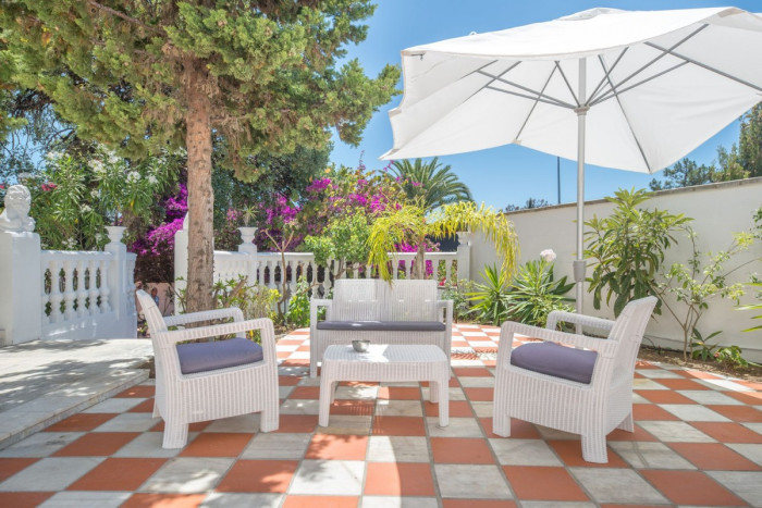 Qlistings Elegant Classic Style Villa in Marbella, Costa del Sol image 3