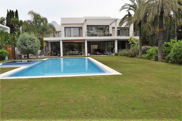 Qlistings - Villas with sea views in Estepona Property Thumbnail