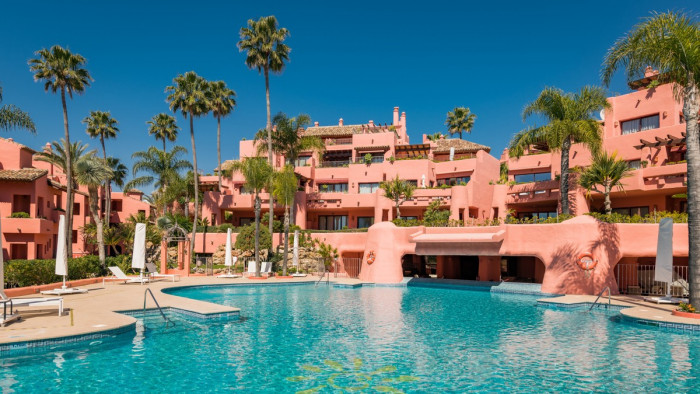 Qlistings - High Class Urbanization Apartment in Estepona, Costa del Sol Thumbnail