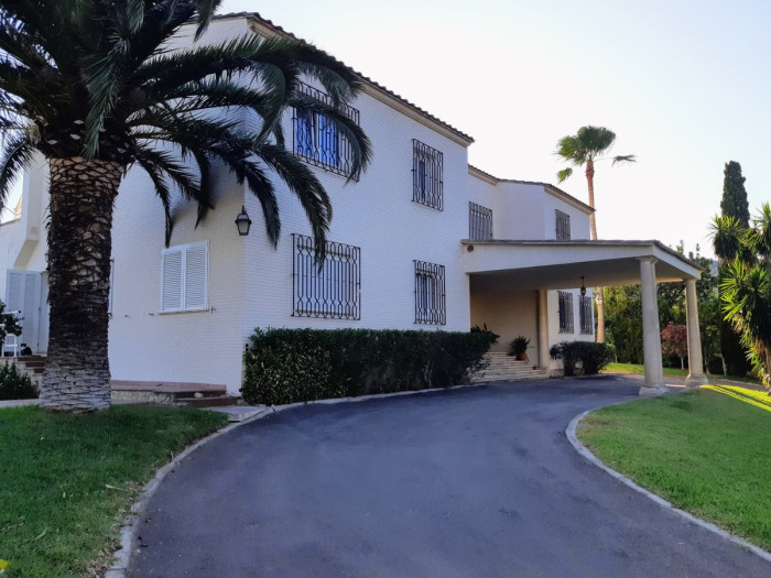 Qlistings - Family House Villa in Nueva Andalucía, Costa del Sol Property Thumbnail