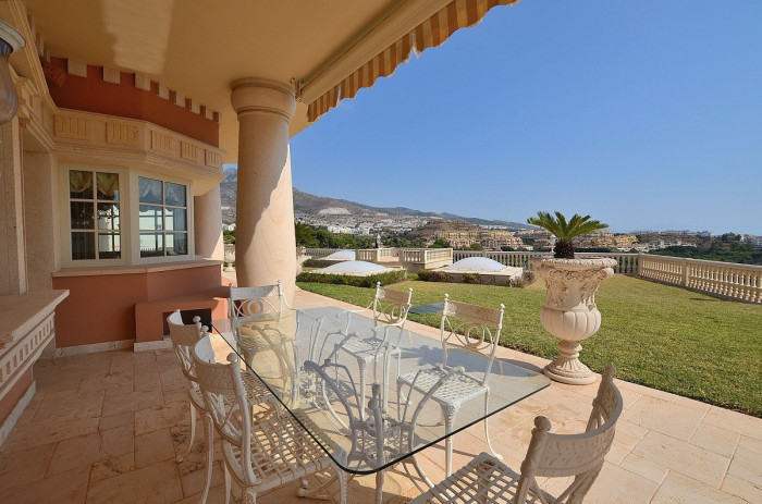 Qlistings Exclusive Villa with Stunning Sea Views in Benalmadena Costa, Costa del Sol image 5