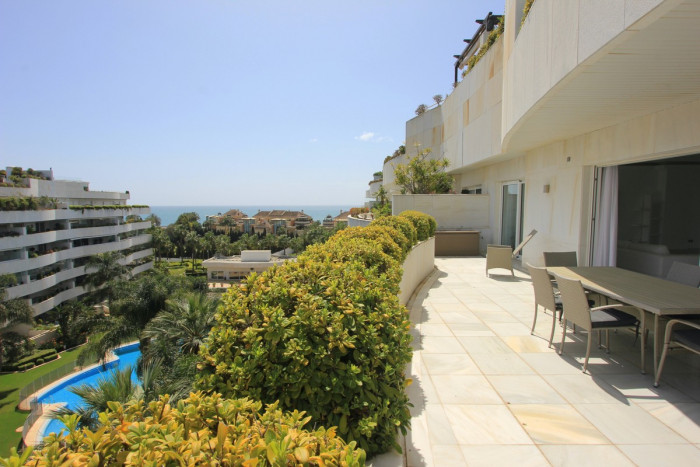 Qlistings Magnificent 4 Bedroom Penthouse in Puerto Banús image 4