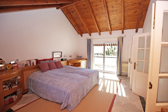 Qlistings Elegant Apartment in The Golden Mile, Costa del Sol image 4
