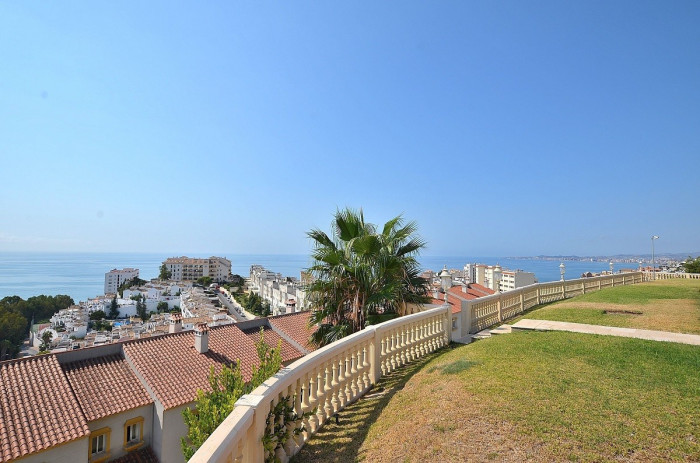 Qlistings Exclusive Villa with Stunning Sea Views in Benalmadena Costa, Costa del Sol image 2