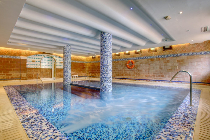 Qlistings Elegant Apartment in The Golden Mile, Costa del Sol image 7