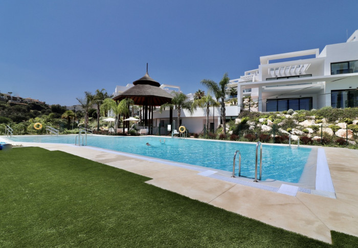 Qlistings Luxury and Contemporary Apartment in Atalaya, Costa del Sol image 2