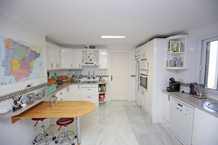 Qlistings Elegant Apartment in The Golden Mile, Costa del Sol image 6
