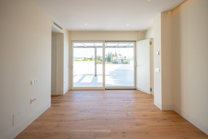 Qlistings Beautiful duplex Apartment in Marbella, Costa del Sol image 6