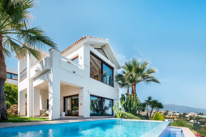 Qlistings - Panoramic Coastal Views House in Benahavís, Costa del Sol Thumbnail