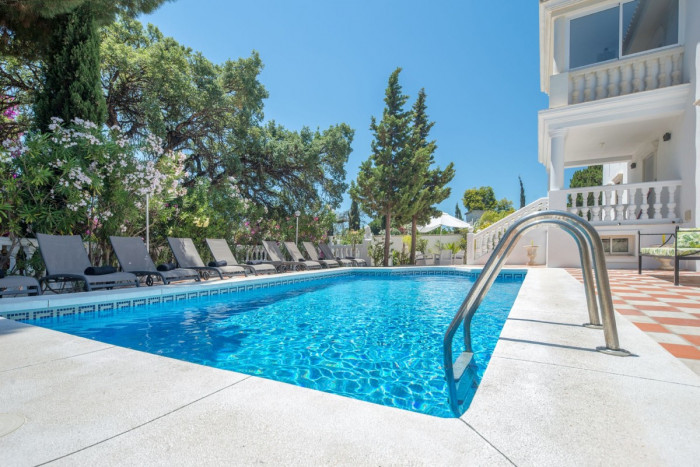 Qlistings Elegant Classic Style Villa in Marbella, Costa del Sol image 2