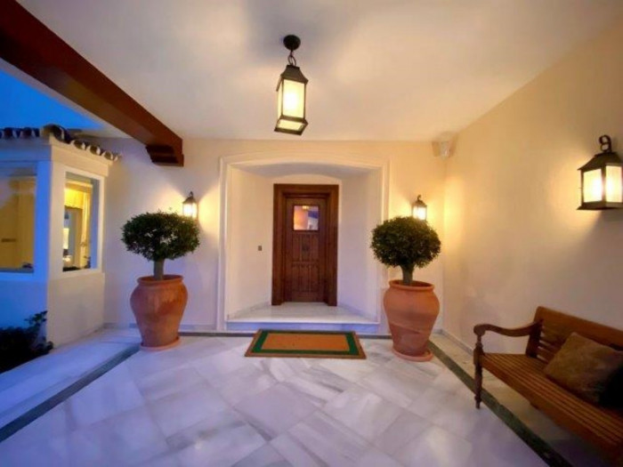 Qlistings Family House Villa in Nueva Andalucía, Costa del Sol image 4