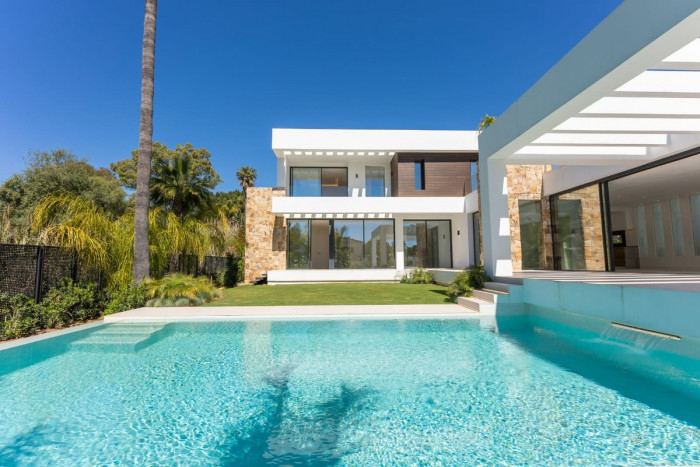 Qlistings Luxury Urbanization House Villa in Marbella, Costa del Sol image 2