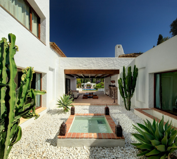 Qlistings 6 Bedroom Villa in Nueva Andalucía, Costa del Sol image 8